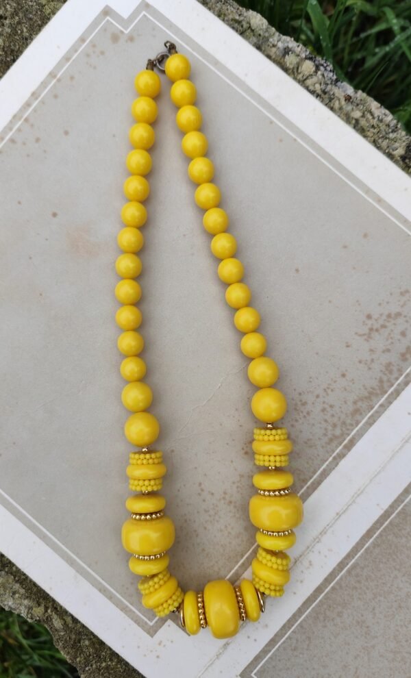 Collier jaune – Image 2