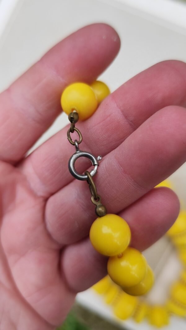 Collier jaune – Image 5