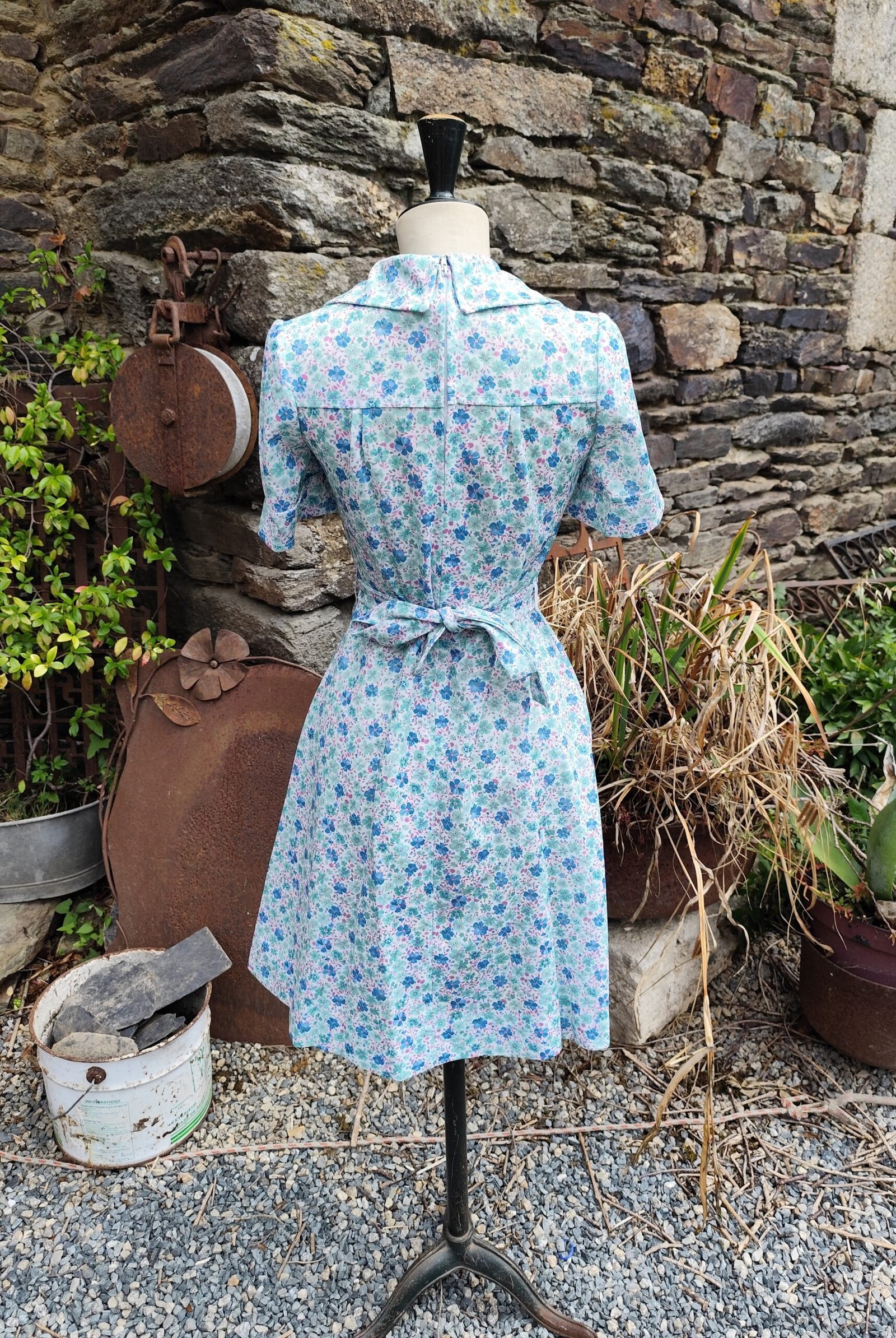 Robe col pointu – Image 4