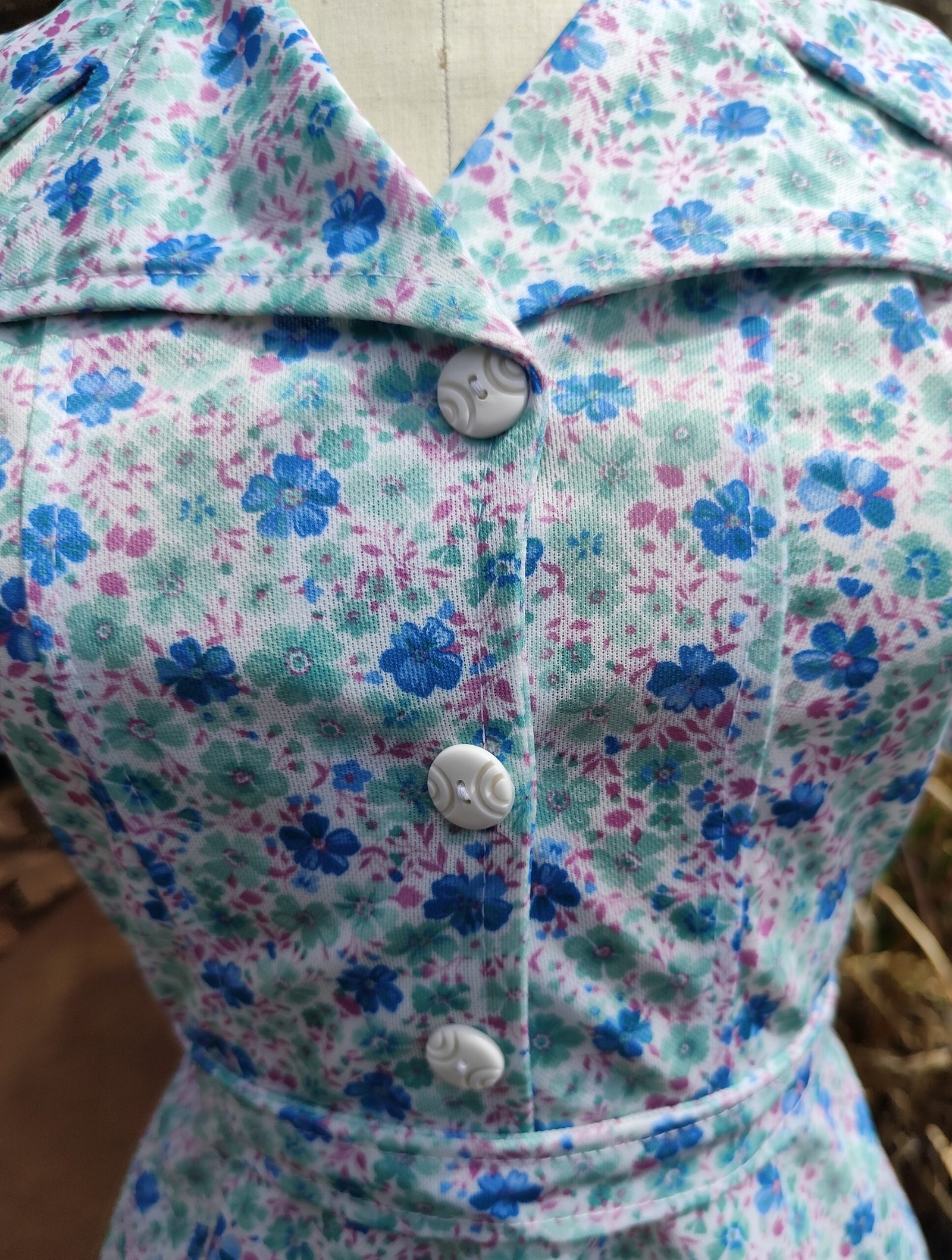 Robe col pointu – Image 8